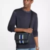 Bolso bandolera para cámara mediano con rayas y logotipo de la firma Cooper