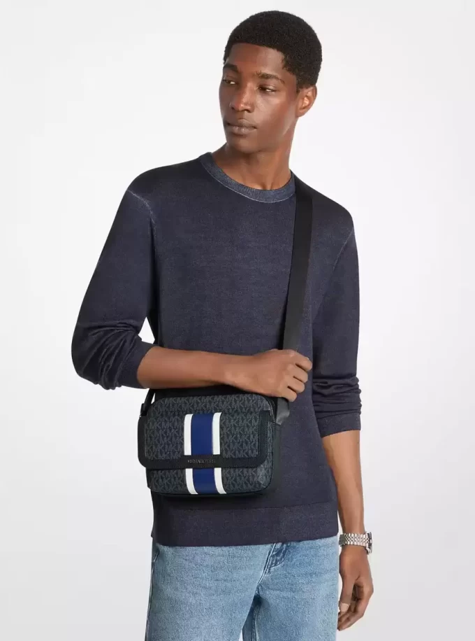 Bolso bandolera para cámara mediano con rayas y logotipo de la firma Cooper