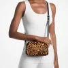 Bolso bandolera pequeño Jet Set con estampado de leopardo y piel de becerro. Bolso bandolera pequeño Jet Set con estampado de leopardo y piel de becerro.