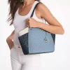 Bolso de hombro grande con logo de la firma Jet Set en bloques de color Bolso de hombro grande con logo de la firma Jet Set en bloques de color