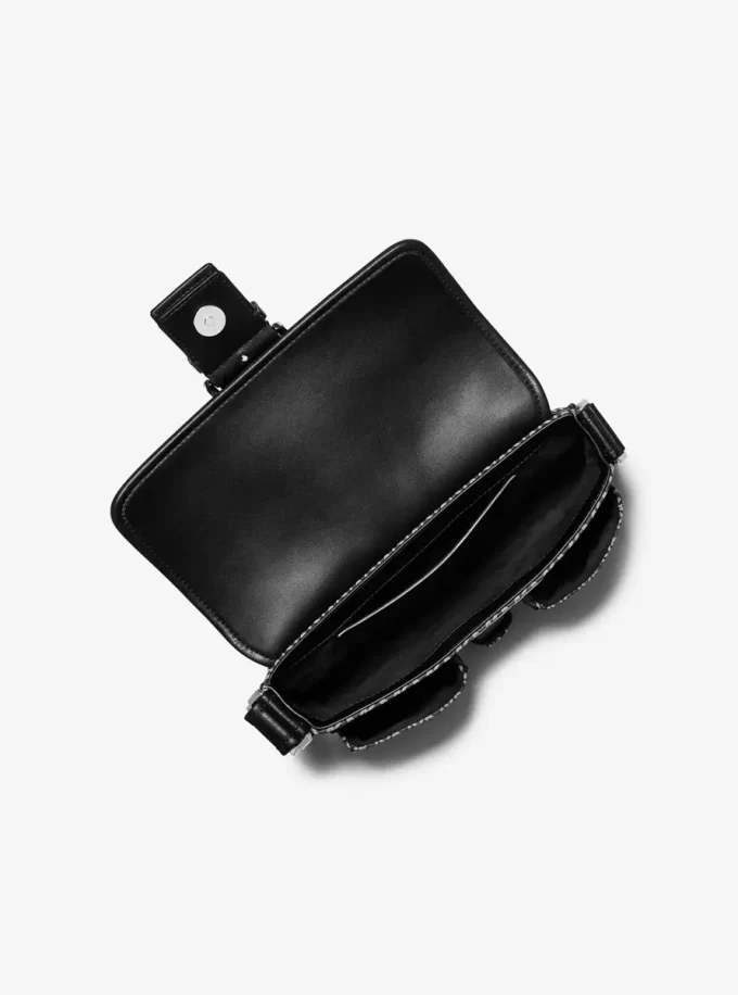 Bolso de hombro mediano Colby MK2000 con logotipo en jacquard Bolso de hombro mediano Colby MK2000 con logotipo en jacquard