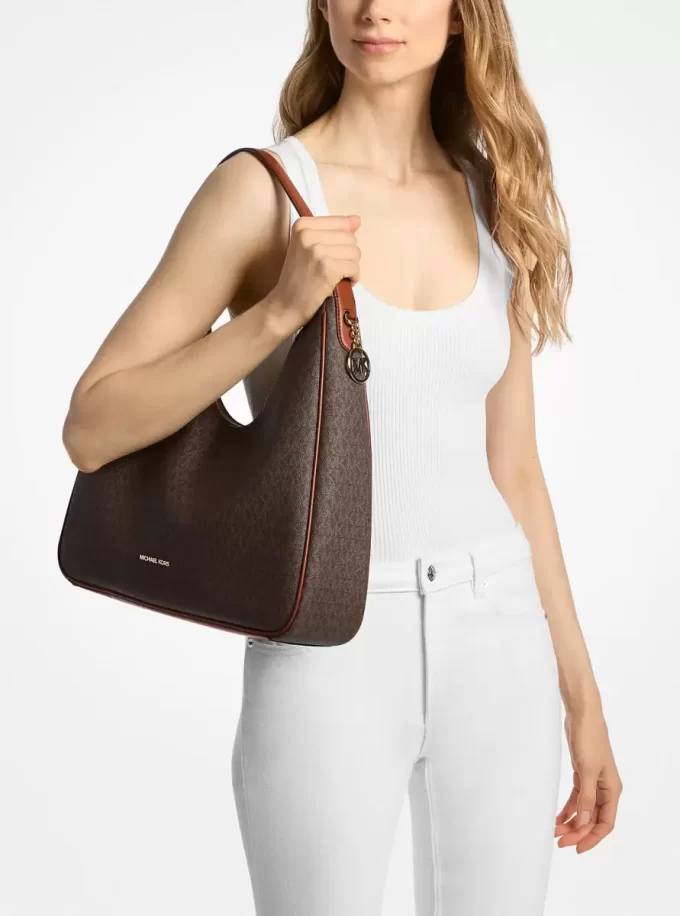 Bolso de hombro mediano con logotipo de la firma Nayla Bolso de hombro mediano con logotipo de la firma Nayla