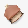 Bolso de hombro mediano metálico con logo de la firma Whitney Bolso de hombro mediano metálico con logo de la firma Whitney
