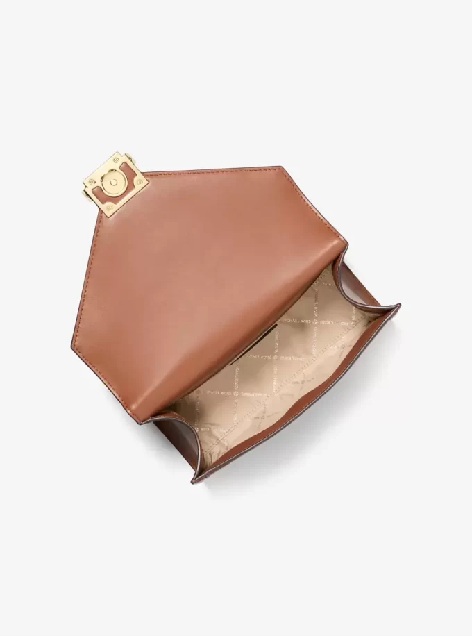 Bolso de hombro mediano metálico con logo de la firma Whitney Bolso de hombro mediano metálico con logo de la firma Whitney