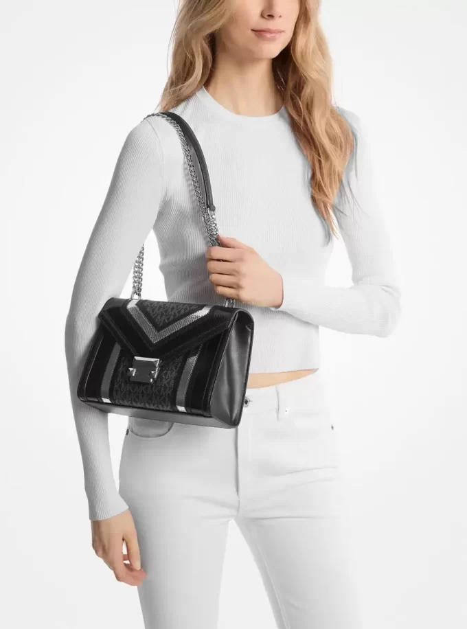 Bolso de hombro mediano metálico con logo de la firma Whitney Bolso de hombro mediano metálico con logo de la firma Whitney