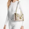 Bolso de hombro mediano metálico con logo de la firma Whitney Bolso de hombro mediano metálico con logo de la firma Whitney