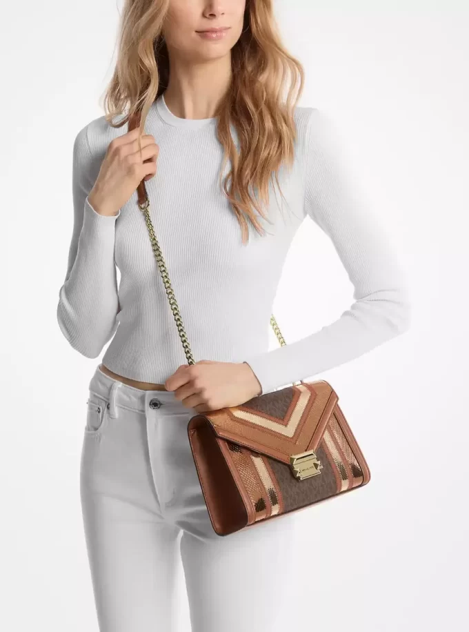 Bolso de hombro mediano metálico con logo de la firma Whitney Bolso de hombro mediano metálico con logo de la firma Whitney