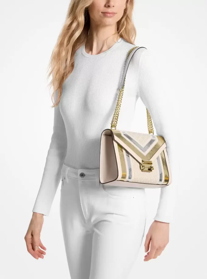 Bolso de hombro mediano metálico con logo de la firma Whitney Bolso de hombro mediano metálico con logo de la firma Whitney
