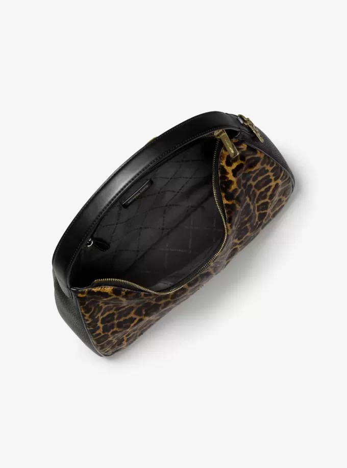 Bolso de hombro mediano Nayla de pelo de becerro con estampado de leopardo Bolso de hombro mediano Nayla de pelo de becerro con estampado de leopardo