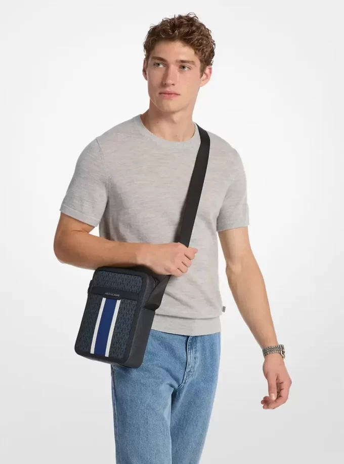 Bolso de vuelo con logotipo de la firma a rayas de Cooper Bolso de vuelo con logotipo de la firma a rayas de Cooper