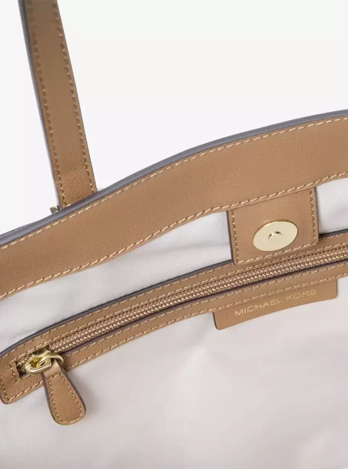 Bolso grande de piel y logo de Taryn Bolso grande de piel y logo de Taryn