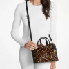 Bolso pequeño Carson de pelo de becerro con estampado de leopardo Bolso pequeño Carson de pelo de becerro con estampado de leopardo
