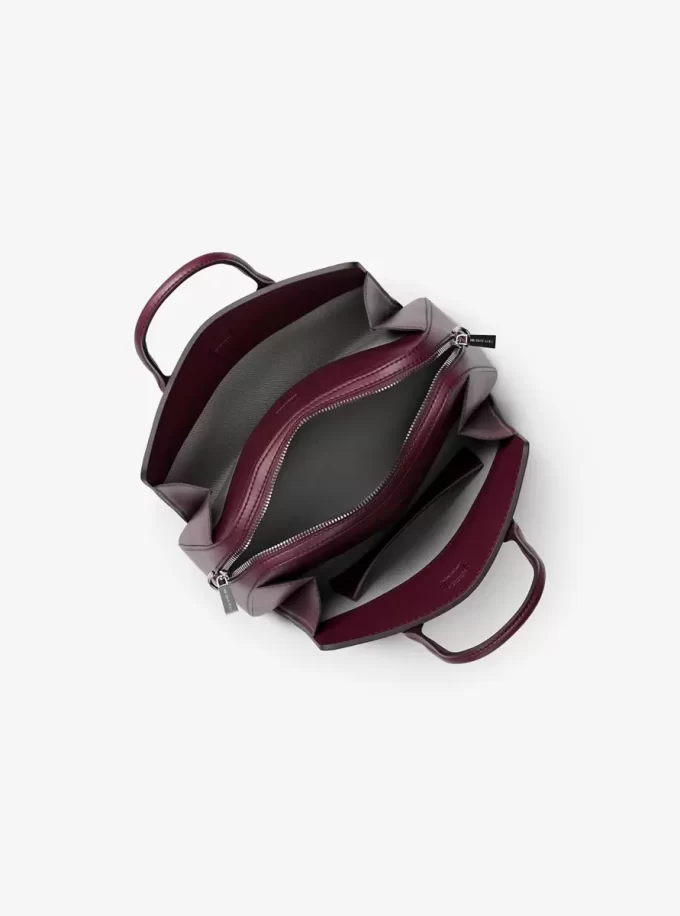 Bolso pequeño Laila con el logotipo de la firma Bolso pequeño Laila con el logotipo de la firma
