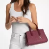 Bolso pequeño Laila con el logotipo de la firma Bolso pequeño Laila con el logotipo de la firma
