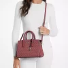 Bolso pequeño Laila con el logotipo de la firma Bolso pequeño Laila con el logotipo de la firma