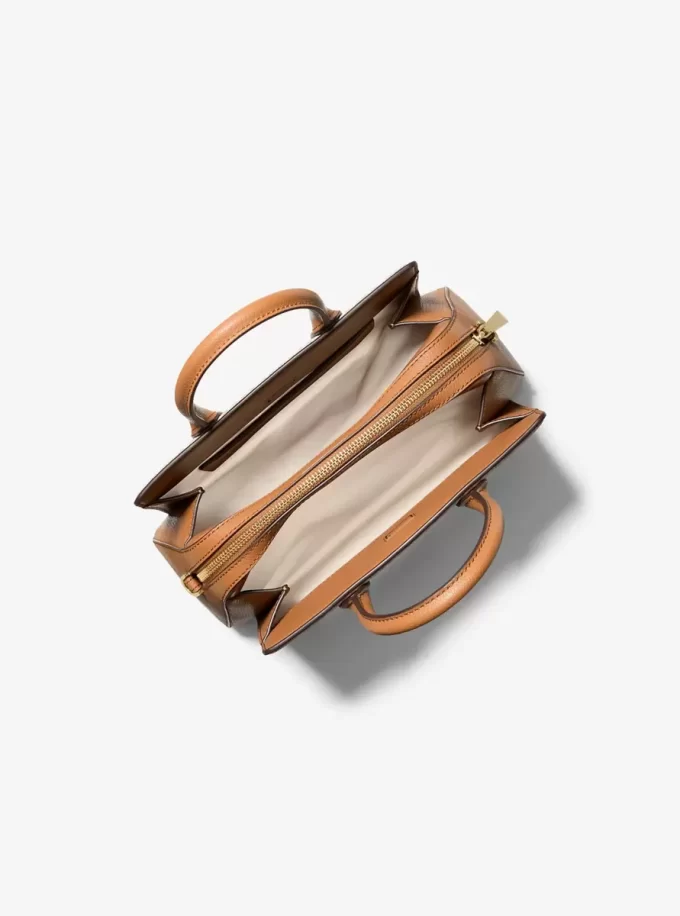 Bolso pequeño Laila con el logotipo de la firma Bolso pequeño Laila con el logotipo de la firma