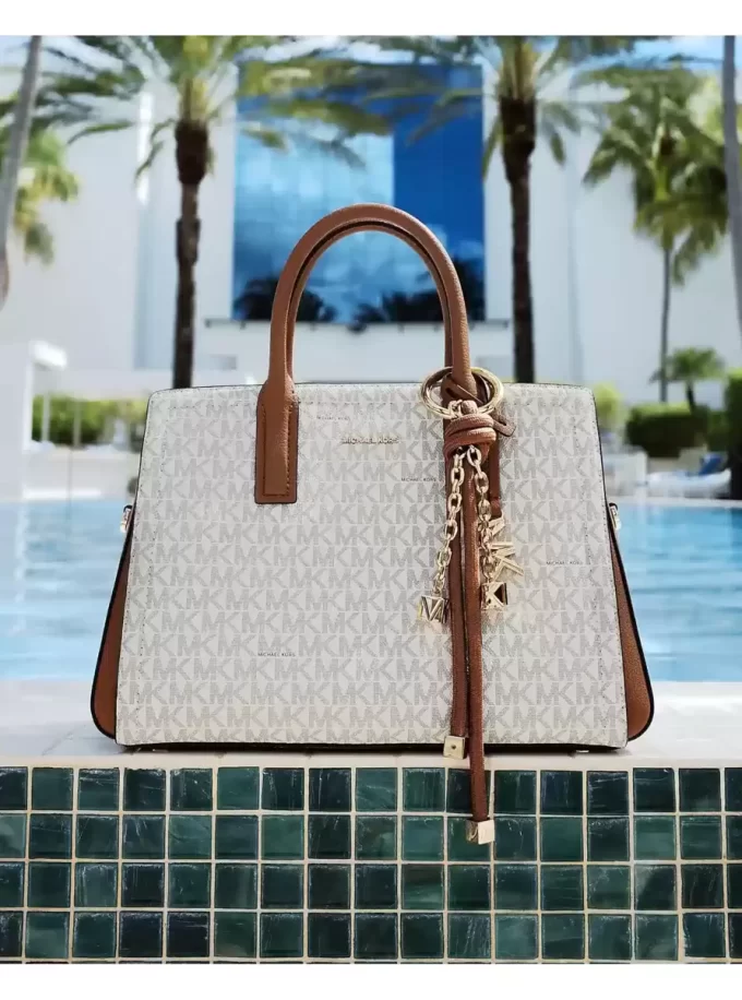 Bolso pequeño Laila con el logotipo de la firma Bolso pequeño Laila con el logotipo de la firma
