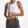 Bolso pequeño tipo cartera Sheila con el logotipo de la firma