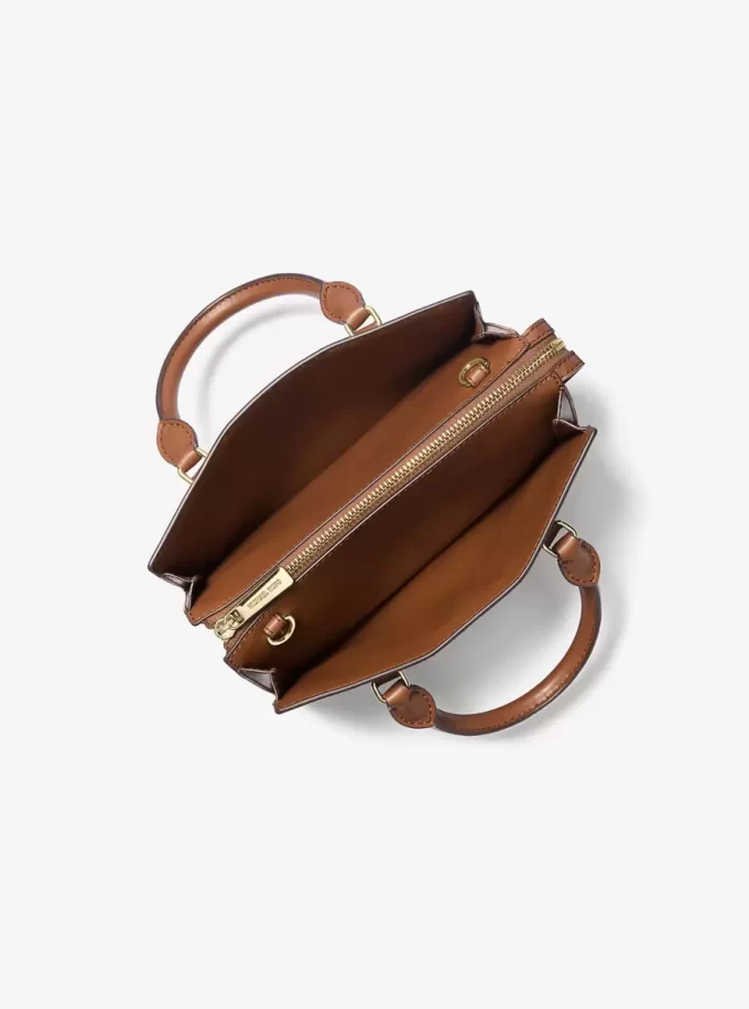 Bolso pequeño tipo cartera Sheila con el logotipo de la firma