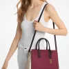 Bolso satchel Laila mediano de piel granulada con bloques de color Bolso satchel Laila mediano de piel granulada con bloques de color