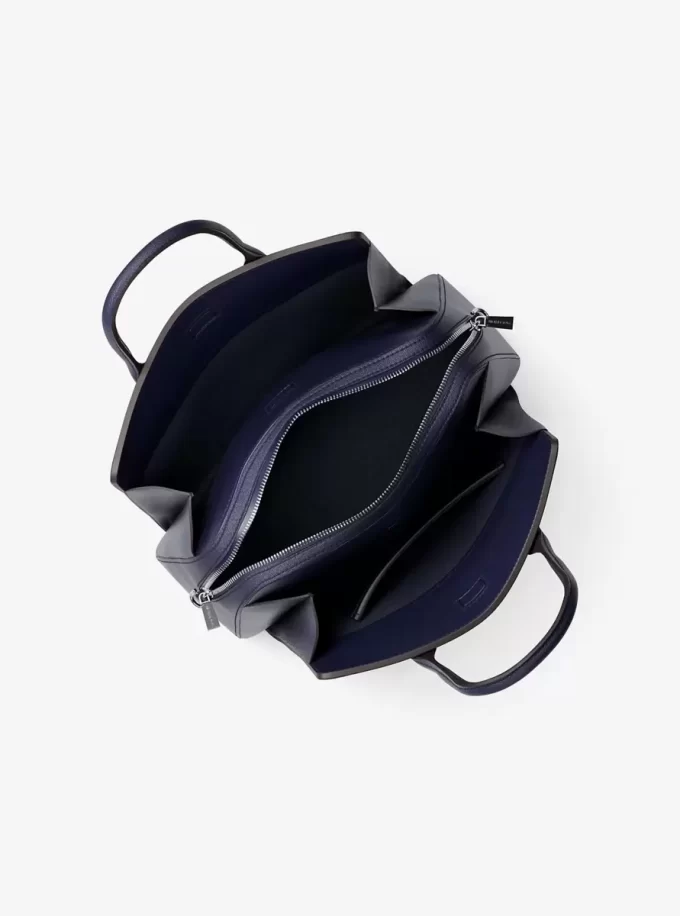 Bolso satchel mediano con logotipo de la firma Laila Bolso satchel mediano con logotipo de la firma Laila