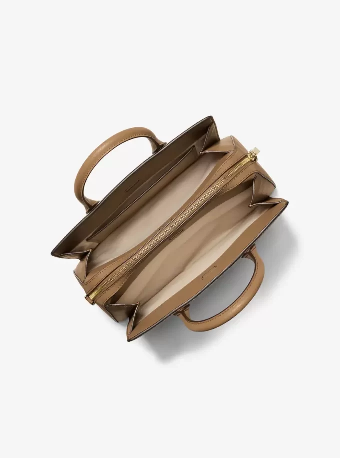 Bolso satchel mediano con logotipo de la firma Laila Bolso satchel mediano con logotipo de la firma Laila