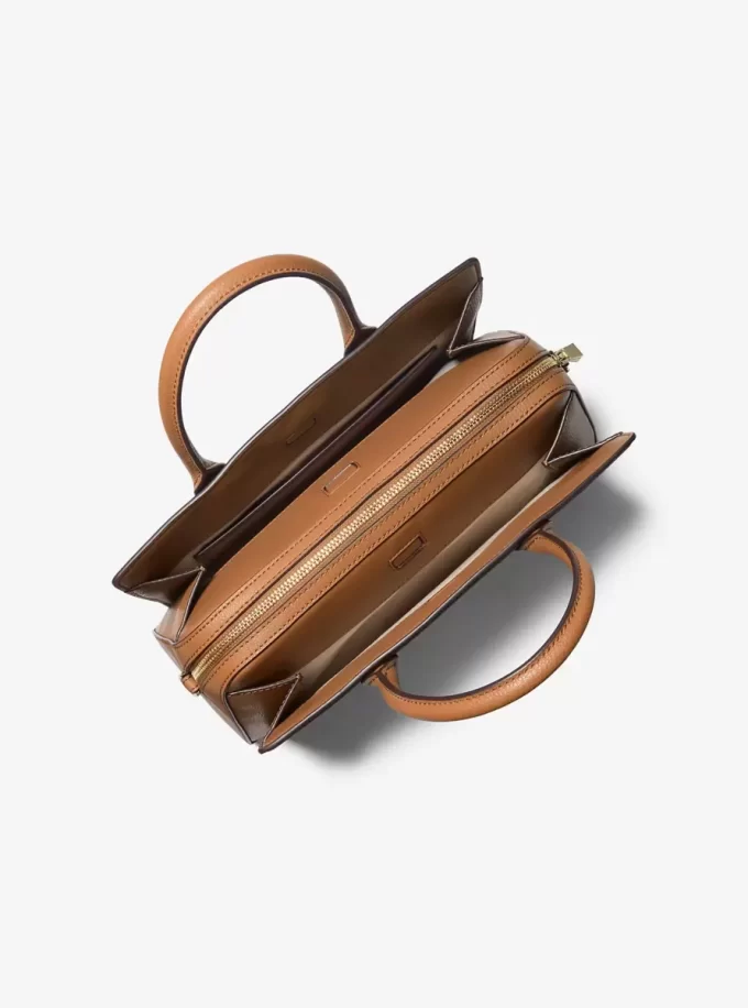 Bolso satchel mediano con logotipo de la firma Laila Bolso satchel mediano con logotipo de la firma Laila