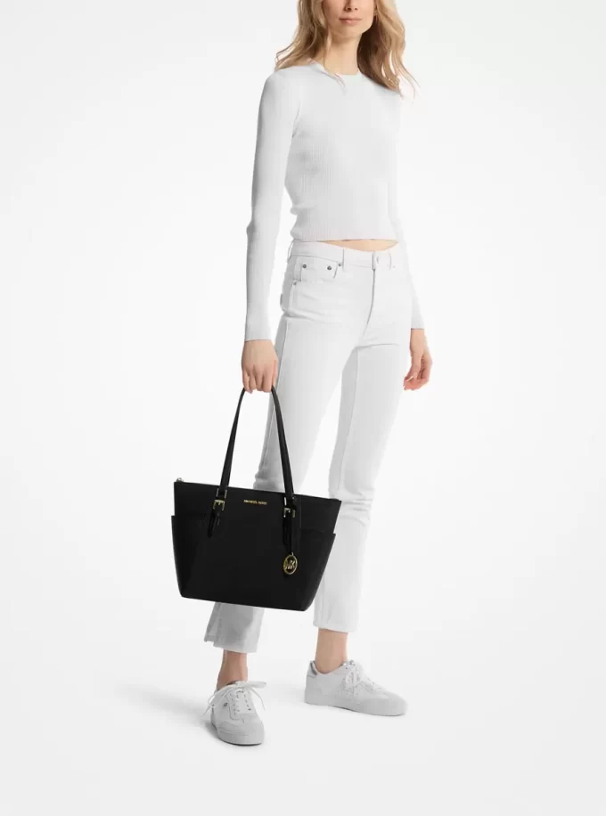 Bolso tote grande Charlotte de piel saffiano con cremallera superior Bolso tote grande Charlotte de piel saffiano con cremallera superior