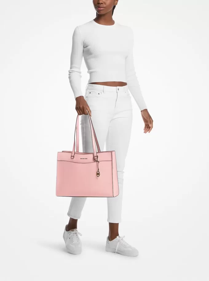 Bolso tote grande de piel saffiano con bolsillo para viajes Jet Set Bolso tote grande de piel saffiano con bolsillo para viajes Jet Set