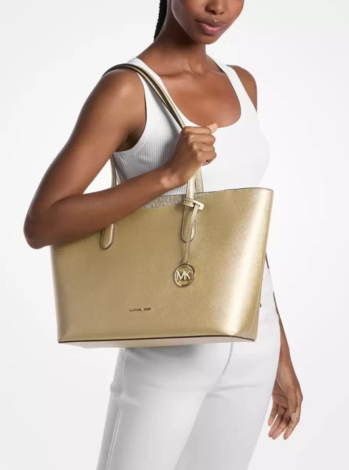 Bolso tote grande metálico con cremallera superior de Arden Bolso tote grande metálico con cremallera superior de Arden