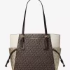 Bolso tote grande Voyager con logo distintivo metálico y bloques de color Bolso tote grande Voyager con logo distintivo metálico y bloques de color