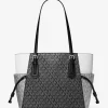 Bolso tote grande Voyager con logo distintivo metálico y bloques de color Bolso tote grande Voyager con logo distintivo metálico y bloques de color