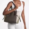 Bolso tote grande Voyager con logo distintivo metálico y bloques de color Bolso tote grande Voyager con logo distintivo metálico y bloques de color