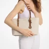 Bolso tote mediano de piel y logotipo de la firma Quinn