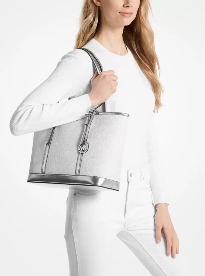 Bolso tote pequeño con cremallera superior y logo metálico de Jet Set Travel Bolso tote pequeño con cremallera superior y logo metálico de Jet Set Travel