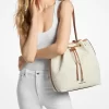 Bolso tote tipo cubo mediano con el logotipo de la firma Avery Bolso tote tipo cubo mediano con el logotipo de la firma Avery