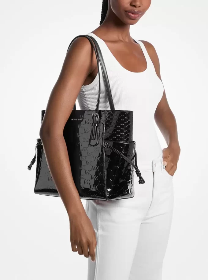 Bolso tote Voyager Large con logotipo de patente grabado Bolso tote Voyager Large con logotipo de patente grabado
