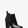Bota con ribete del logotipo de la firma Evaline Bota con ribete del logotipo de la firma Evaline