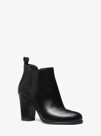 Bota con ribete del logotipo de la firma Evaline