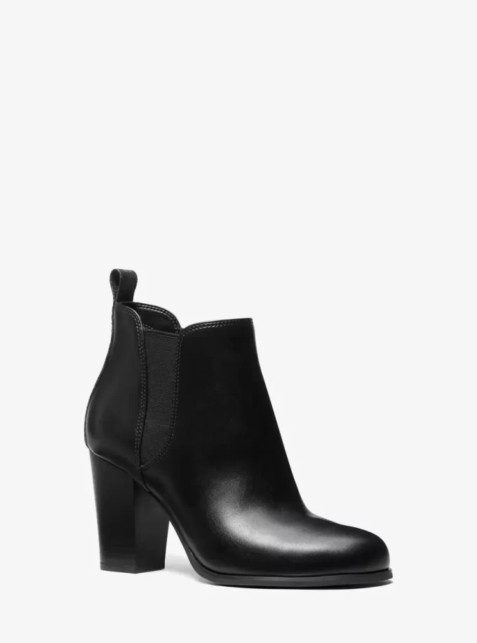 Bota con ribete del logotipo de la firma Evaline Bota con ribete del logotipo de la firma Evaline
