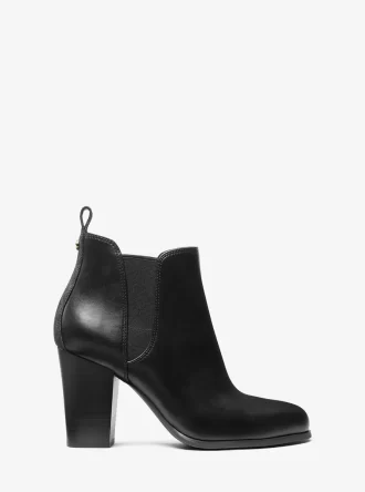 Bota con ribete del logotipo de la firma Evaline