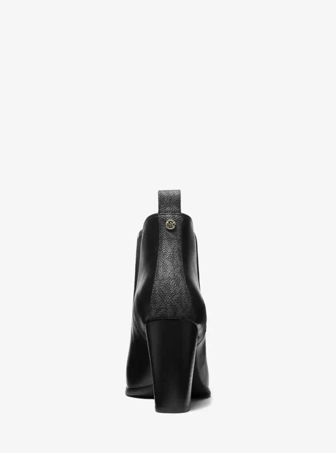 Bota con ribete del logotipo de la firma Evaline Bota con ribete del logotipo de la firma Evaline