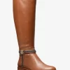 Bota de pantorrilla ancha Mindy Leather con ribete del logotipo de la firma Bota de pantorrilla ancha Mindy Leather con ribete del logotipo de la firma