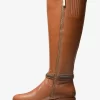 Bota de pantorrilla ancha Mindy Leather con ribete del logotipo de la firma Bota de pantorrilla ancha Mindy Leather con ribete del logotipo de la firma