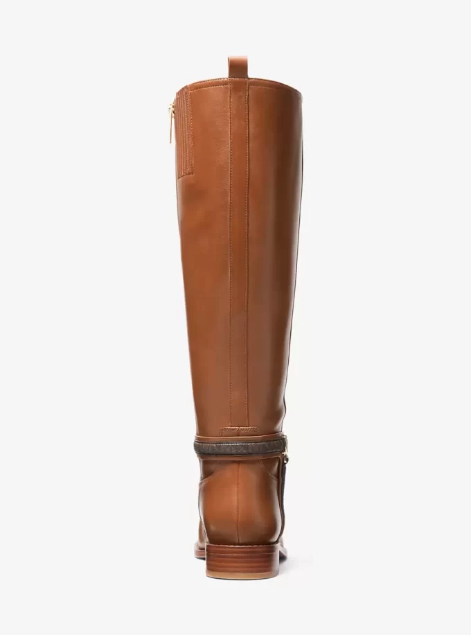 Bota de pantorrilla ancha Mindy Leather con ribete del logotipo de la firma Bota de pantorrilla ancha Mindy Leather con ribete del logotipo de la firma