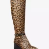 Bota Ella de tacón cuadrado con estampado de leopardo y pelo de becerro Bota Ella de tacón cuadrado con estampado de leopardo y pelo de becerro