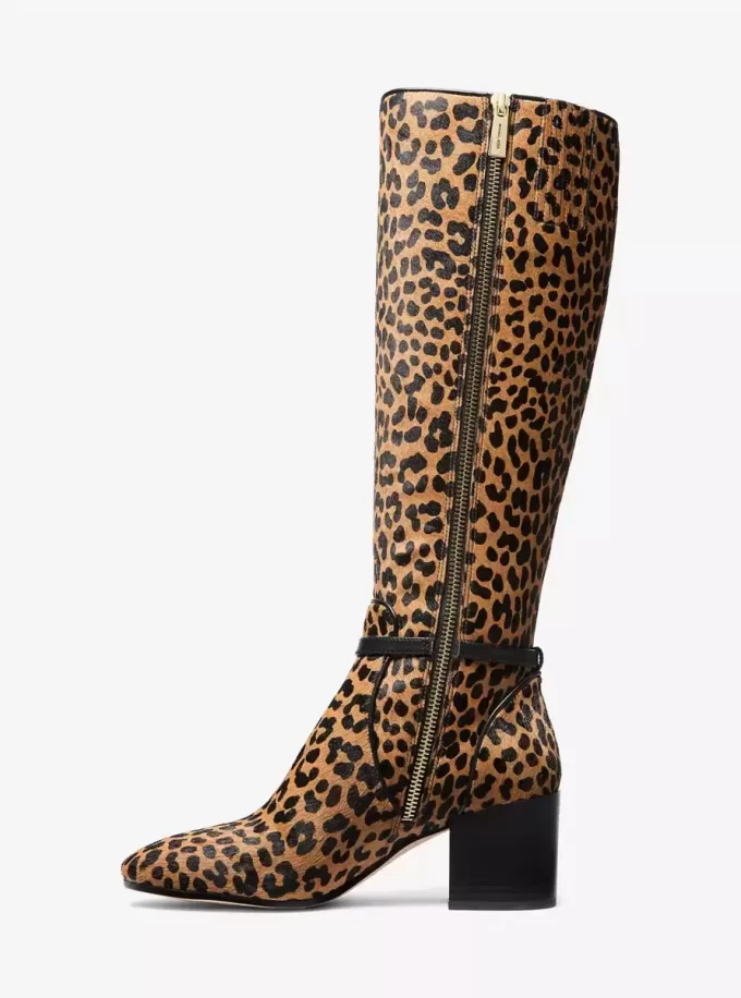 Bota Ella de tacón cuadrado con estampado de leopardo y pelo de becerro Bota Ella de tacón cuadrado con estampado de leopardo y pelo de becerro