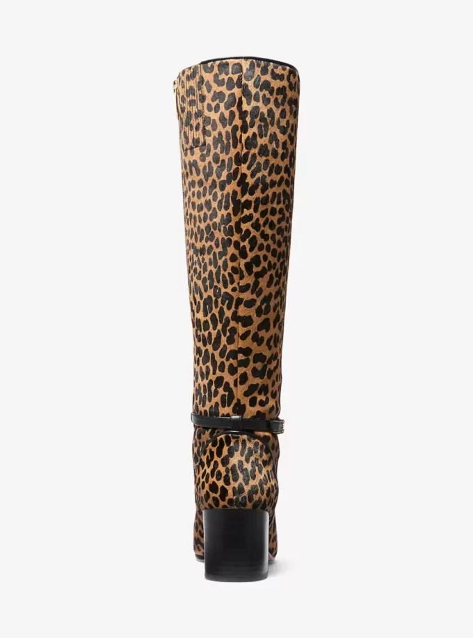 Bota Ella de tacón cuadrado con estampado de leopardo y pelo de becerro Bota Ella de tacón cuadrado con estampado de leopardo y pelo de becerro