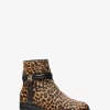 Bota Mindy de piel de becerro con estampado de leopardo Bota Mindy de piel de becerro con estampado de leopardo