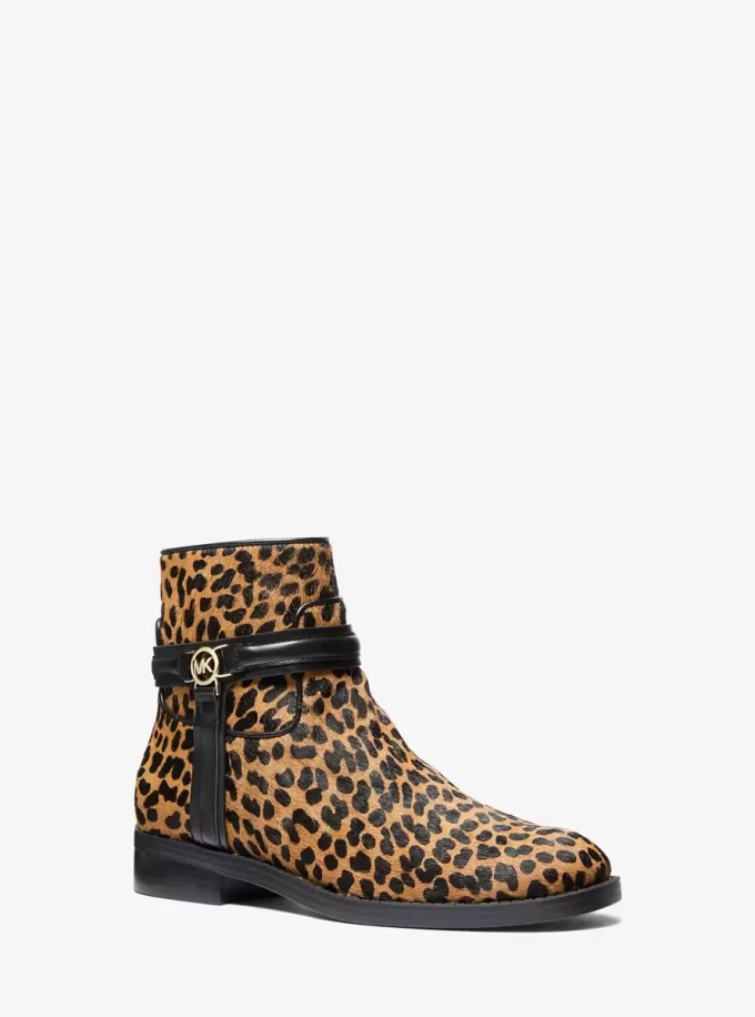 Bota Mindy de piel de becerro con estampado de leopardo Bota Mindy de piel de becerro con estampado de leopardo